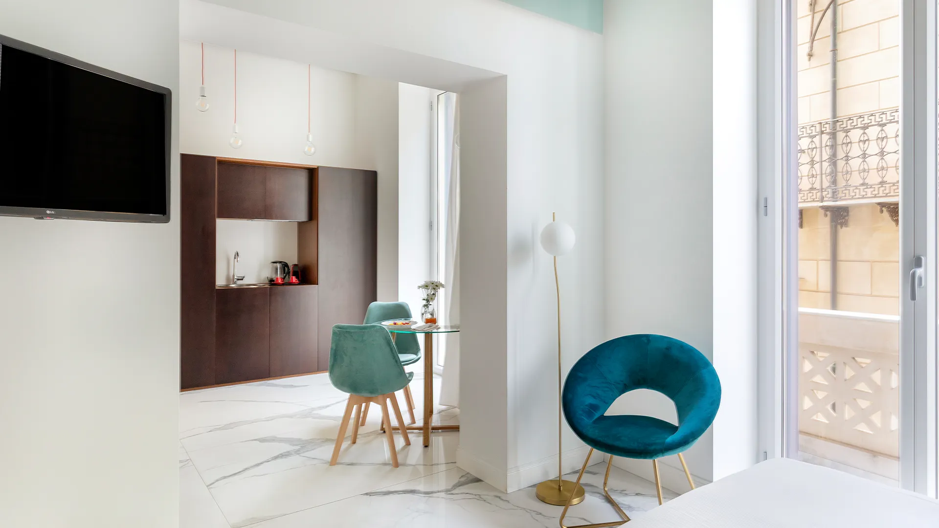 Deluxe Apartments Image